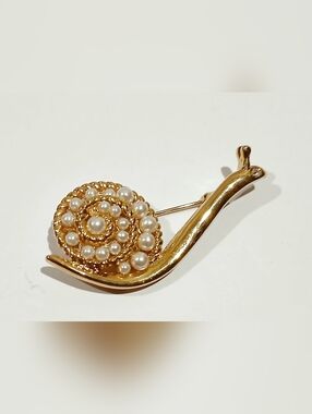 Vintage Gold-tone Pearl Snail Brooch – Elegant Women's Jewelry